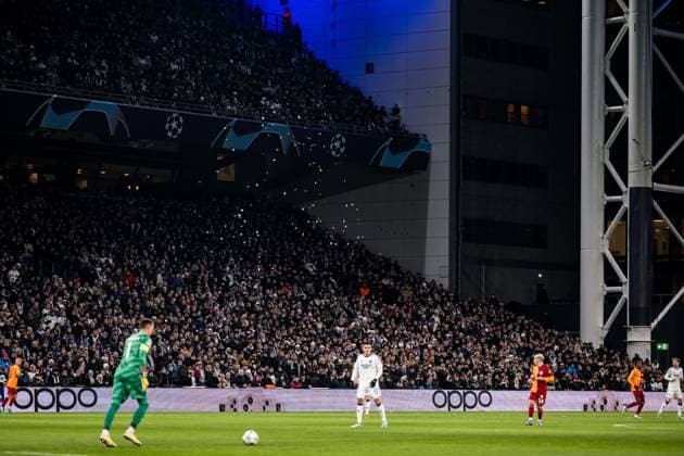 231212 Spectators throwing items on to the pitch during the UEFA Champions League football match between FC Copenhagen and Galatasaray on December 12, 2023 in Copenhagen Photo Petter Arvidson BILDBYRAN kod PA PA0704 fotboll soccer fotball champions league fc copenhagen galatasaray bbeng  Copyright: PETTERxARVIDSON BB231212PA012