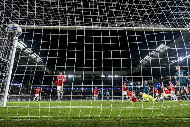 EINDHOVEN, 12-12-2023, Philips Stadion, UEFA Champions League Football, season 2023 2024, Match between PSV and Arsenal. final result 1-1, the goal 1-2 of Arsenal player Jakub Kiwior get cancelled because of offside PSV - Arsenal  x23497282x Copyright: