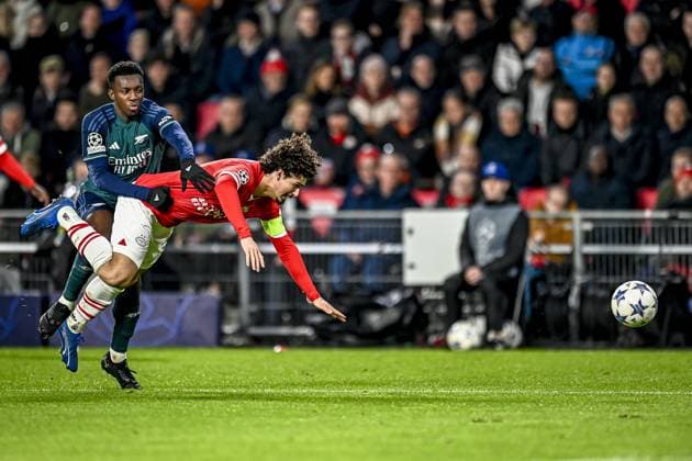 EINDHOVEN, 12-12-2023, Philips Stadion, UEFA Champions League Football, season 2023 2024, Match between PSV and Arsenal. final result 1-1, Arsenal player Eddie Nketiah, PSV player Armando Obispo PSV - Arsenal  x23497312x Copyright: