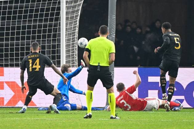 Football, Men, Season 2023 2024, UEFA Champions League Group C, Matchday 6 , 1 FC Union Berlin Real Madrid, f l Joselu Real Madrid , Goalkeeper Frederik Rönnow 1 FC Union Berlin , Paul Jaeckel 1 FC Union Berlin and Jude Bellingham Real Madrid , 12 12 2023, Copyright: xMatthiasxKochx