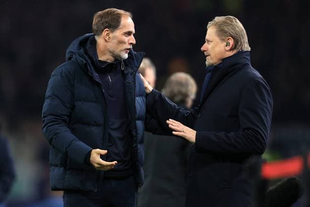 Fußball UEFA Champions League Gruppe A Manchester United gegen Bayern München 12. Dezember 2023 UEFA Champions League Gruppe A Manchester United gegen Bayern München Bayern Münchens Trainer Thomas Tuchel begrüßt den Experten Peter Schmeichel Foto Simon Stacpoole Abseits Manchester UK  Copyright: xSimonxStacpoolexOffside