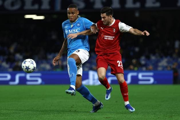 Foto Alessandro Garofalo LaPresse 12 dicembre 2023 Napoli, Italia calcio Napoli vs Braga Champions League 2023 2024 - stadio Diego Armando Maradona Nella foto: Natan Bernardo de Souza (SSC Napoli);Pizzi (Sporting Braga); December 12, 2023 Naples, Italy sport soccer Napoli vs Braga - Champions League 2023 2024 - Diego Armando Maradona stadium. In the pic: Natan Bernardo de Souza (SSC Napoli);Pizzi (Sporting Braga);  Copyright: xAlessandroxGarofalo LaPressex