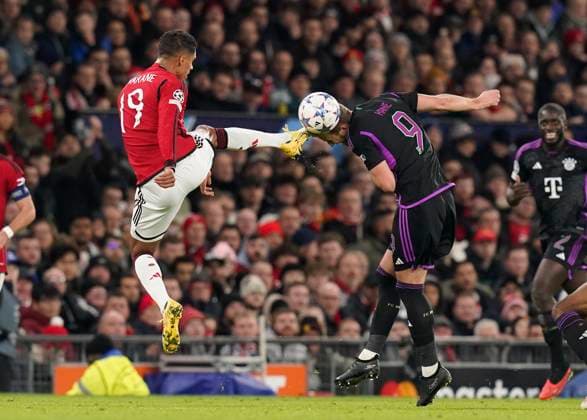 Sport Bilder des Tages Manchester, England, 12th December 2023. Raphael Varane of Manchester United, ManU tussles with Harry Kane of Bayern Munich during the UEFA Champions League match at Old Trafford, Manchester. Picture credit should read: Andrew Yates Sportimage EDITORIAL USE ONLY. No use with unauthorised audio, video, data, fixture lists, club league logos or live services. Online in-match use limited to 120 images, no video emulation. No use in betting, games or single club league player publications. SPI-2800-0018