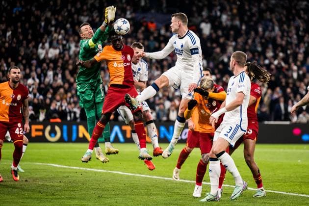 231212 Goalkeeper Fernando Muslera and Davinson Sanchez of Galatasaray against Viktor Claesson of FC Copenhagen during the UEFA Champions League football match between FC Copenhagen and Galatasaray on December 12, 2023 in Copenhagen Photo Petter Arvidson BILDBYRAN kod PA PA0704 fotboll football soccer fotball champions league fc copenhagen galatasaray bbeng  Copyright: PETTERxARVIDSON BB231212PA032