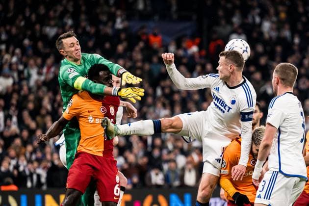 231212 Goalkeeper Fernando Muslera and Davinson Sanchez of Galatasaray against Viktor Claesson of FC Copenhagen during the UEFA Champions League football match between FC Copenhagen and Galatasaray on December 12, 2023 in Copenhagen Photo Petter Arvidson BILDBYRAN kod PA PA0704 fotboll football soccer fotball champions league fc copenhagen galatasaray bbeng  Copyright: PETTERxARVIDSON BB231212PA033
