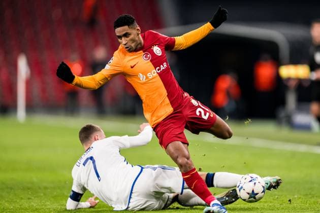 231212 Viktor Claesson of FC Copenhagen and Nicolai Boilesen of Galatasaray during the UEFA Champions League football match between FC Copenhagen and Galatasaray on December 12, 2023 in Copenhagen Photo Petter Arvidson BILDBYRAN kod PA PA0704 fotboll football soccer fotball champions league fc copenhagen galatasaray bbeng  Copyright: PETTERxARVIDSON BB231212PA038