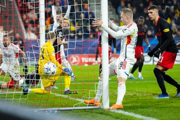 Sport Bilder des Tages SOCCER - UEFA CL, RBS vs Benfica SALZBURG,AUSTRIA,12.DEC.23 - SOCCER - UEFA Champions League, group stage, Red Bull Salzburg vs SL Benfica. Image shows the rejoicing of Benfica. Keyword: goal.  GEPAxpictures xGintarexKarpaviciute