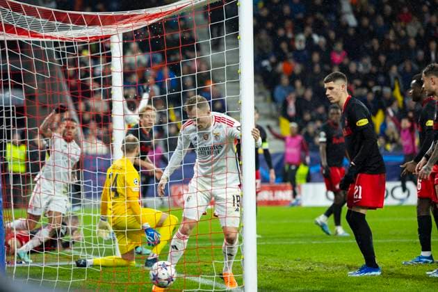 SOCCER - UEFA CL, RBS vs Benfica SALZBURG,AUSTRIA,12.DEC.23 - SOCCER - UEFA Champions League, group stage, Red Bull Salzburg vs SL Benfica. Image shows the rejoicing of Benfica. Keyword: goal.  GEPAxpictures xGintarexKarpaviciute