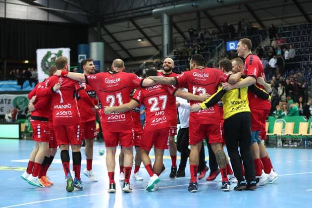 Sport Themen der Woche KW50 Sport Bilder des Tages SC DHfK Leipzig vs. MT Melsungen, DHB-Pokal, 12.12.23 Das Team der MT Melsungen bejubelt den Sieg. Handball, DHB-Pokal 2023 2024, Achtelfinale: SC DHfK Leipzig vs. MT Melsungen am 12.12.23 in der Quarterback Immobilien Arena Leipzig. *** SC DHfK Leipzig vs MT Melsungen, DHB Pokal, 12 12 23 The MT Melsungen team celebrates the victory Handball, DHB Pokal 2023 2024, Round of 16 SC DHfK Leipzig vs MT Melsungen on 12 12 23 in the Quarterback Immobilien Arena Leipzig Copyright: xBEAUTIFULxSPORTS JanxKaeferx