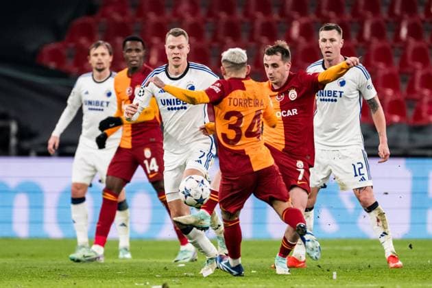 231212 Viktor Claesson of FC Copenhagen against Lucas Torreira and Kerem Akturkoglu of Galatasaray during the UEFA Champions League football match between FC Copenhagen and Galatasaray on December 12, 2023 in Copenhagen Photo Petter Arvidson BILDBYRAN kod PA PA0704 fotboll football soccer fotball champions league fc copenhagen galatasaray bbeng  Copyright: PETTERxARVIDSON BB231212PA042