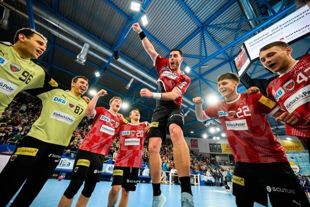 Bilder des Jahres 2023, Sport 12 Dezember Sport Themen der Woche KW50 Sport Bilder des Tages Bietigheim, 12. Dezember 2023: DHB Pokal - 23 24 - Achtelfinale - SG BBM Bietigheim vs. Füchse Berlin v.li. Torhueter Dejan Milosavljev (Berlin), Torhueter Victor Kireev (Berlin), Nils Lichtlein (Berlin), Tim Freihöfer Freihoefer (Berlin), Mijajlo Marsenic (Berlin), Maxim Orlov (Berlin), Jann Keno Jacobs (Berlin) Schlussjubel Schlußjubel Emotion Freude Bietigheim-Bissingen Egetrans Arena Baden-Württemberg Deutschland *** Bietigheim, 12 December 2023 DHB Pokal 23 24 Round of 16 SG BBM Bietigheim vs Füchse Berlin from left Goalkeeper Dejan Milosavljev Berlin , Goalkeeper Victor Kireev Berlin , Nils Lichtlein Berlin , Tim Freihöfer Freihoefer Berlin , Mijajlo Marsenic Berlin , Maxim Orlov Berlin , Jann Keno Jacobs Berlin Final cheer Final cheer Emotion Joy Bietigheim Bissingen Egetrans Arena Baden Württemberg Germany