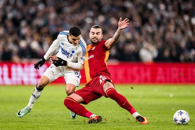 231212 Mohamed Elyounoussi of FC Copenhagen and Abdulkerim Bardakci of Galatasaray during the UEFA Champions League football match between FC Copenhagen and Galatasaray on December 12, 2023 in Copenhagen Photo Petter Arvidson BILDBYRAN kod PA PA0704 fotboll football soccer fotball champions league fc copenhagen galatasaray bbeng  Copyright: PETTERxARVIDSON BB231212PA044
