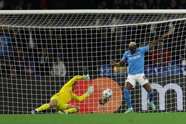 Champions League match SSC Napoli vs Braga SSC Napoli s Nigerian forward Victor Osimhen scores against Braga s Brazilian goalkeeper Matheus Magalhaes during the Uefa champions league match between SSC Napoli vs Braga at the Diego Armando Maradona Stadium in Naples, southern Italy, on December 12, 2023. ABPH6156 Copyright: xAntonioxBalascox