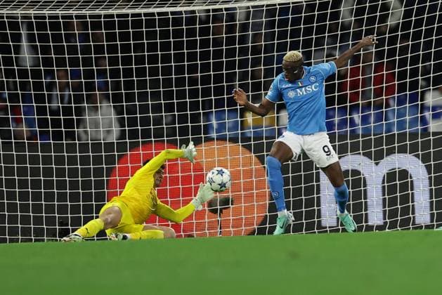 Champions League match SSC Napoli vs Braga SSC Napoli s Nigerian forward Victor Osimhen scores against Braga s Brazilian goalkeeper Matheus Magalhaes during the Uefa champions league match between SSC Napoli vs Braga at the Diego Armando Maradona Stadium in Naples, southern Italy, on December 12, 2023. ABPH6157 Copyright: xAntonioxBalascox