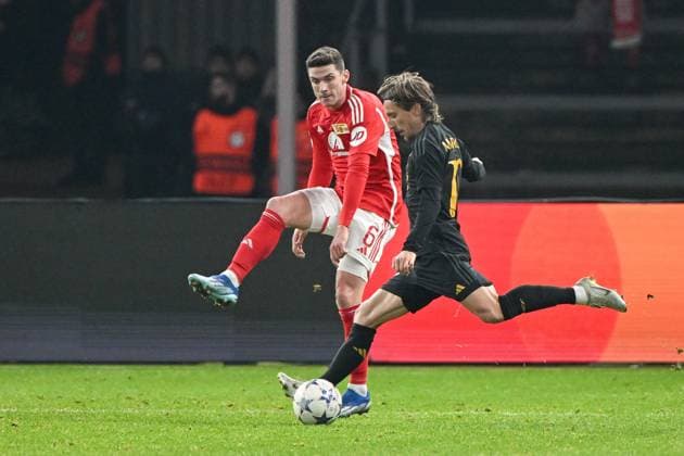 Football, Men, Season 2023 2024, UEFA Champions League Group C, Matchday 6 , 1 FC Union Berlin Real Madrid, f l Robin Gosens 1 FC Union Berlin and Luka Modric Real Madrid , 12 12 2023, Copyright: xMatthiasxKochx