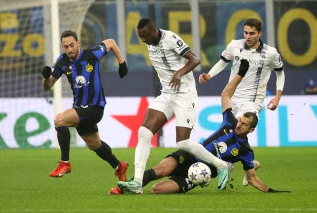 December 12, 2023, MILAN, ITALY: Real Sociedad s Umar Sadiq (L) challenges for the ball with Inter Milan™s Henrih Mkhitaryan Real Sociedad s Umar Sadiq (L) challenges for the ball with during he UEFA Champions League group D soccer match between Fc Inter and Real Sociedad at Giuseppe Meazza stadium in Milan, 12 December 2023..ANSA MATTEO BAZZI. Soccer; Champions League: Fc Inter vs Real Sociedad  - ZUMAa110 20231212_zaf_a110_018 Copyright: xMatteoxBazzix