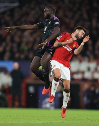 Fußball UEFA Champions League Gruppe A Manchester United gegen Bayern München 12. Dezember 2023 UEFA Champions League Gruppe A Manchester United gegen Bayern München Dayot Upamecano von Bayern München und Bruno Fernandes von Manchester United Foto Simon Stacpoole Abseits Manchester UK  Copyright: xSimonxStacpoolexOffside