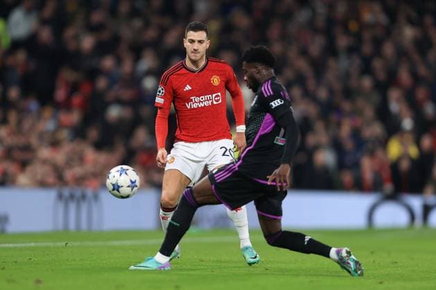 Fußball UEFA Champions League Gruppe A Manchester United gegen Bayern München 12. Dezember 2023 UEFA Champions League Gruppe A Manchester United gegen Bayern München Diogo Dalot von Manchester United chippt den Ball Foto Simon Stacpoole Abseits Manchester UK  Copyright: xSimonxStacpoolexOffside