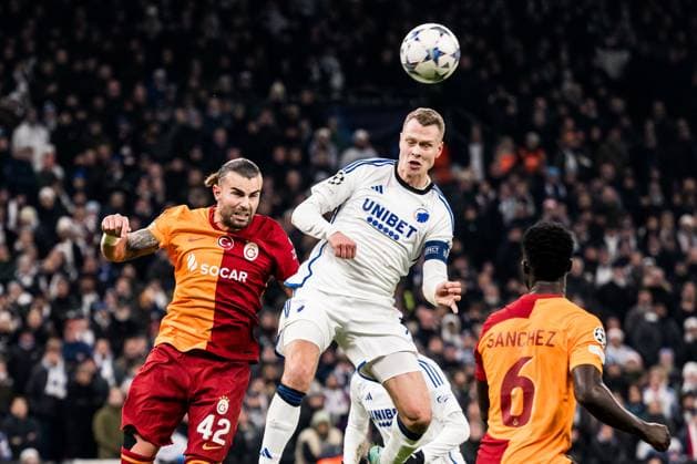 231212 Abdulkerim Bardakci of Galatasaray and Viktor Claesson of FC Copenhagen during the UEFA Champions League football match between FC Copenhagen and Galatasaray on December 12, 2023 in Copenhagen Photo Petter Arvidson BILDBYRAN kod PA PA0704 fotboll football soccer fotball champions league fc copenhagen galatasaray bbeng  Copyright: PETTERxARVIDSON BB231212PA057