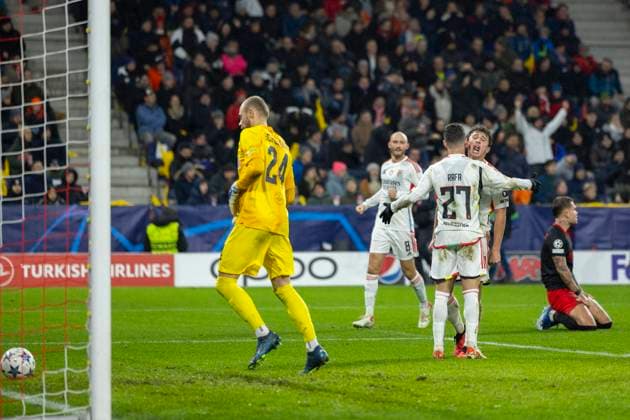 SOCCER - UEFA CL, RBS vs Benfica SALZBURG,AUSTRIA,12.DEC.23 - SOCCER - UEFA Champions League, group stage, Red Bull Salzburg vs SL Benfica. Image shows Alexander Schlager (RBS), the rejoicing of Benfica and Kamil Piatkowski (RBS).  GEPAxpictures xGintarexKarpaviciute