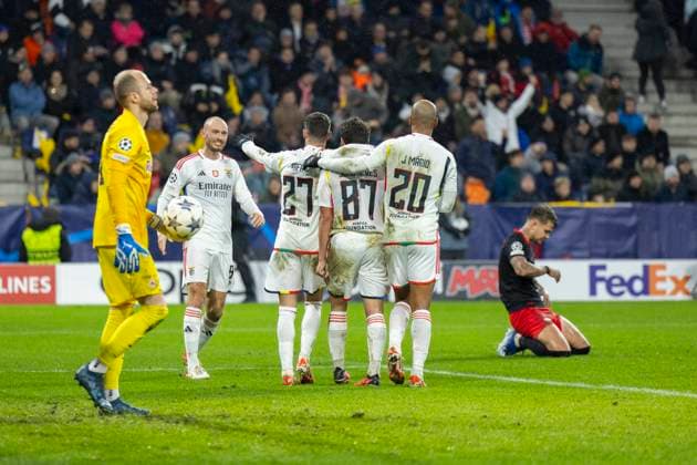 SOCCER - UEFA CL, RBS vs Benfica SALZBURG,AUSTRIA,12.DEC.23 - SOCCER - UEFA Champions League, group stage, Red Bull Salzburg vs SL Benfica. Image shows Alexander Schlager (RBS), the rejoicing of Benfica and Kamil Piatkowski (RBS).  GEPAxpictures xGintarexKarpaviciute