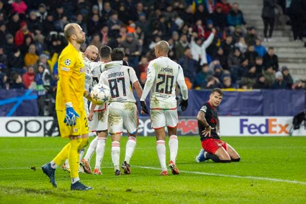 SOCCER - UEFA CL, RBS vs Benfica SALZBURG,AUSTRIA,12.DEC.23 - SOCCER - UEFA Champions League, group stage, Red Bull Salzburg vs SL Benfica. Image shows Alexander Schlager (RBS), the rejoicing of Benfica and Kamil Piatkowski (RBS).  GEPAxpictures xGintarexKarpaviciute