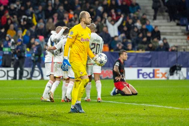 SOCCER - UEFA CL, RBS vs Benfica SALZBURG,AUSTRIA,12.DEC.23 - SOCCER - UEFA Champions League, group stage, Red Bull Salzburg vs SL Benfica. Image shows Alexander Schlager (RBS), the rejoicing of Benfica and Kamil Piatkowski (RBS).  GEPAxpictures xGintarexKarpaviciute