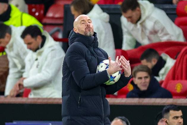 Sport Bilder des Tages Manchester United, ManU v Bayern Munich Champions League 12 12 2023. Erik ten Hag Manager of Manchester United catches the ball during the Champions League match between Manchester United and Bayern Munich at Old Trafford, Manchester, England on 12 December 2023. Editorial use only , Copyright: xNigelxKeenex PSI-18580-0035