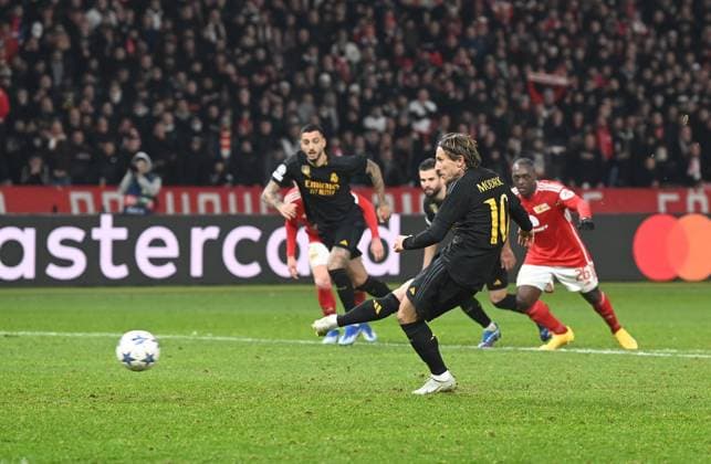 Football, Men, Season 2023 2024, UEFA Champions League Group C, Matchday 6 , 1 FC Union Berlin Real Madrid, Luka Modric Real Madrid misses a handball penalty Goalkeeper Frederik Rönnow not in picture, 1 FC Union Berlin holds, 12 12 2023, Copyright: xSebastianxRäppold MatthiasxKochx