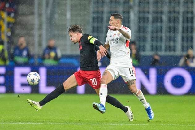 SOCCER - UEFA CL, RBS vs Benfica SALZBURG,AUSTRIA,12.DEC.23 - SOCCER - UEFA Champions League, group stage, Red Bull Salzburg vs SL Benfica. Image shows Amar Dedic (RBS) and Angel Di Maria (Benfica).  GEPAxpictures xChristianxMoser