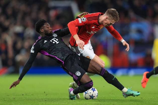 Fußball UEFA Champions League Gruppe A Manchester United gegen Bayern München 12. Dezember 2023 UEFA Champions League Gruppe A Manchester United gegen Bayern München Alphonso Davies von Bayern München greift Scott McTominay von Manchester United an Foto Simon Stacpoole Abseits Manchester UK  Copyright: xSimonxStacpoolexOffside