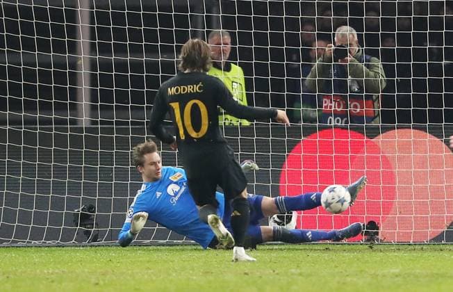 Goalkeeper Frederik Rönnow saves penalty kick against Luka Modric duel Match scene Action Sport Football Soccer UEFA Champions League UCL Men 6 Matchday Season 2023 2024 12 12 2023 1 FC Union Berlin FCU vs Real Madrid Olympiastadion DFL regulations prohibit any use of photographs as image sequences and or quasi video