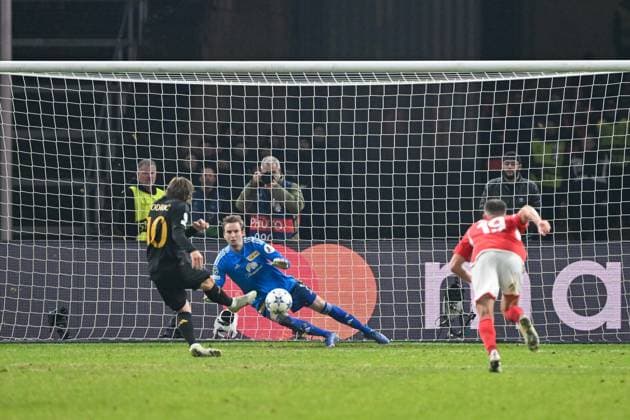 Football, Men, Season 2023 2024, UEFA Champions League Group C, Matchday 6 , 1 FC Union Berlin Real Madrid, v l Goalkeeper Frederik Rönnow 1 FC Union Berlin saves penalty from Luka Modric Real Madrid , 12 12 2023, Copyright: xMatthiasxKochx