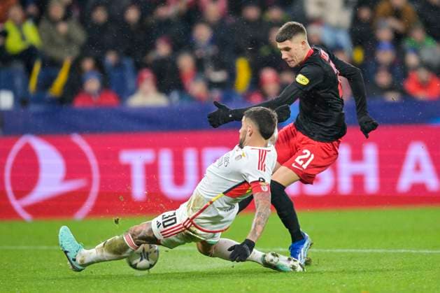 SOCCER - UEFA CL, RBS vs Benfica SALZBURG,AUSTRIA,12.DEC.23 - SOCCER - UEFA Champions League, group stage, Red Bull Salzburg vs SL Benfica. Image shows Nicolas Otamendi (Benfica) and Petar Ratkov (RBS).  GEPAxpictures xChristianxMoser