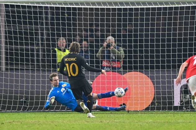 Football, Men, Season 2023 2024, UEFA Champions League Group C, Matchday 6 , 1 FC Union Berlin Real Madrid, v l Goalkeeper Frederik Rönnow 1 FC Union Berlin saves penalty from Luka Modric Real Madrid , 12 12 2023, Copyright: xMatthiasxKochx