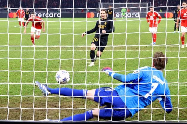 DEU, Champions League, 1 FC Union vs Real Madrid, 12 12 2023, Berliner Olympiastadion, Berlin, DEU, Champions League, 1 FC Union vs Real Madrid, in the picture 11m for Modric Real Madrid 10 , held by Frederik Roennow 1 FC Union Berlin 1 DFL regulations prohibit any use of Photographs as image sequences and or quasi video Foto Juergen Engler nordphoto GmbH nordphotoxGmbHx xEngler nph00076