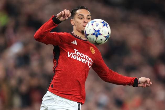 Fußball UEFA Champions League Gruppe A Manchester United gegen Bayern München 12. Dezember 2023 UEFA Champions League Gruppe A Manchester United gegen Bayern München Antony von Manchester United Foto Simon Stacpoole Abseits Manchester UK  Copyright: xSimonxStacpoolexOffside