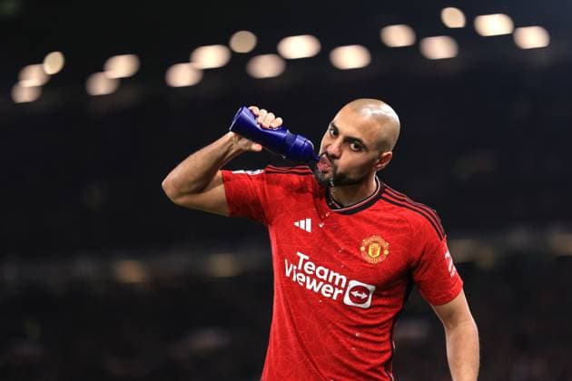 Fußball UEFA Champions League Gruppe A Manchester United gegen Bayern München 12. Dezember 2023 UEFA Champions League Gruppe A Manchester United gegen Bayern München Sofyan Amrabat von Manchester United nimmt einen Schluck Wasser Foto Simon Stacpoole Abseits Manchester UK  Copyright: xSimonxStacpoolexOffside