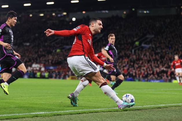 Fußball UEFA Champions League Gruppe A Manchester United gegen Bayern München 12. Dezember 2023 UEFA Champions League Gruppe A Manchester United gegen Bayern München Diogo Dalot von Manchester United Foto Simon Stacpoole Abseits Manchester UK  Copyright: xSimonxStacpoolexOffside