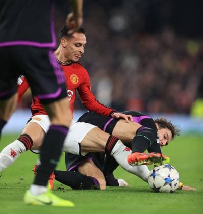 Fußball UEFA Champions League Gruppe A Manchester United gegen Bayern München 12. Dezember 2023 UEFA Champions League Gruppe A Manchester United gegen Bayern München Antony von Manchester United geht gegen Leon Goretzka von Bayern München vor Foto Simon Stacpoole Abseits Manchester UK  Copyright: xSimonxStacpoolexOffside