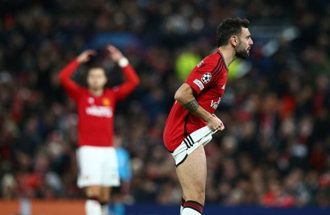 Sport Bilder des Tages Bruno Fernandes of Manchester United, ManU shows his frustration during the game Manchester United v Bayern Munich, UEFA Champions League, Group A, Football, Old Trafford, Manchester, UK - 12 Dec 2023 EDITORIAL USE ONLY No use with unauthorised audio, video, data, fixture lists, club league logos or live services. Online in-match use limited to 120 images, no video emulation. No use in betting, games or single club league player publications.  Copyright: xMattxWest Shutterstockx 14254194bc