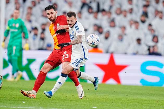 Galatasaray s Kaan Ayhan and FC Copenhagen s Diogo Goncalves during the Champions League match FC Copenhagen Galatasaray SK in the Park on Tuesday 12 December 2023 Photo Liselotte Sabroe Scanpix 2023 , Copenhagen Denmark  Copyright: LiselottexSabroex COP14438 spdk20231212-211826-L