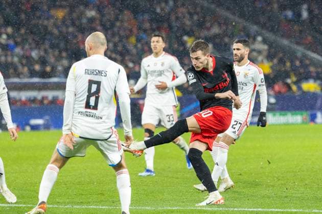 SOCCER - UEFA CL, RBS vs Benfica SALZBURG,AUSTRIA,12.DEC.23 - SOCCER - UEFA Champions League, group stage, Red Bull Salzburg vs SL Benfica. Image shows Fredrik Aursners (Benfica) and Luka Sucic (RBS). Keyword: goal.  GEPAxpictures xGintarexKarpaviciute