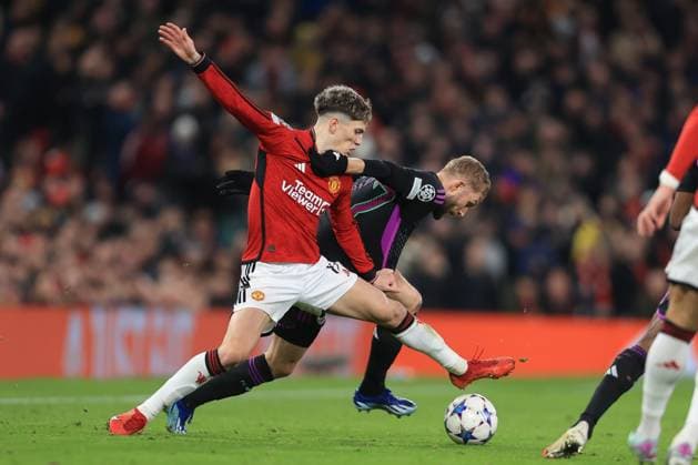 Fußball UEFA Champions League Gruppe A Manchester United gegen Bayern München 12. Dezember 2023 UEFA Champions League Gruppe A Manchester United gegen Bayern München Alejandro Garnacho von Manchester United und Konrad Laimer von Bayern München Foto Simon Stacpoole Abseits Manchester UK  Copyright: xSimonxStacpoolexOffside