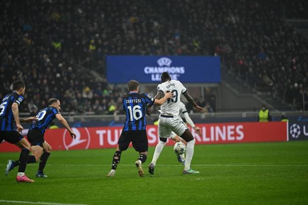Umar Sadiq of Real Sociedad during the UEFA Champions League match between Inter FC Internazionale and Real Sociedad, on December 12, 2023, at Giuseppe Meazza San Siro Siro stadium in Milan, Italy. Photo Tiziano Ballabio  Copyright: xTizianoxBallabio IPAxSportx xipax xx IPA_42177285 IPA_Agency_IPA42177285