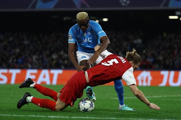 Foto Alessandro Garofalo LaPresse 12 dicembre 2023 Napoli, Italia calcio Napoli vs Braga Champions League 2023 2024 - stadio Diego Armando Maradona Nella foto: Victor Osimhen (SSC Napoli); Serdar SaatcÄ± (Sporting Braga); December 12, 2023 Naples, Italy sport soccer Napoli vs Braga - Champions League 2023 2024 - Diego Armando Maradona stadium. In the pic: Victor Osimhen (SSC Napoli); Serdar SaatcÄ± (Sporting Braga);  Copyright: xAlessandroxGarofalo LaPressex