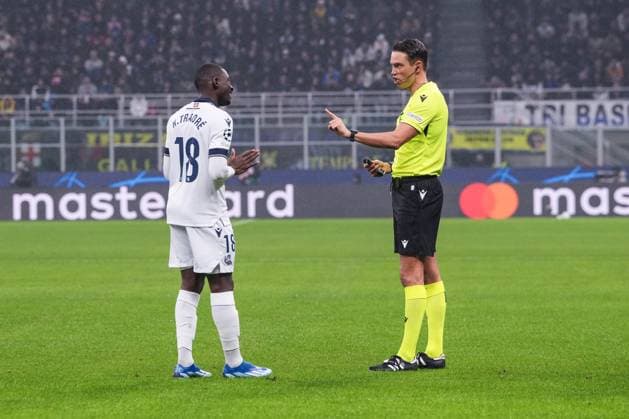 MILAN, ITALY DECEMBER 12 referee Sandro Schärer of Switzerland talks to Hamari Traore of Real Sociedad uring the UEFA Champions League Group Stage match between FC Internazionale and Real Sociedad at Stadio Giuseppe Meazza on December 12, 2023 in Milan, Italy Copyright: xJustPictures.ch JarixPestelaccix jp-en-EuSpIm-Inter_Sociedad_12Dec2023_JAR_00003