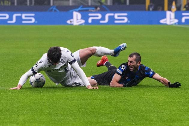 MILAN, ITALY DECEMBER 12 Henrikh Mkhitaryan of Inter R against Martin Zubimendi of Real Sociedad L during the UEFA Champions League Group Stage match between FC Internazionale and Real Sociedad at Stadio Giuseppe Meazza on December 12, 2023 in Milan, Italy Copyright: xJustPictures.ch JarixPestelaccix jp-en-EuSpIm-Inter_Sociedad_12Dec2023_JAR_00019
