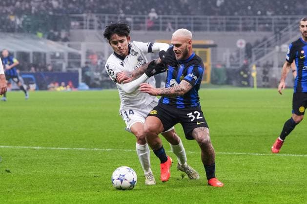 MILAN, ITALY DECEMBER 12 Federico Dimarco of Inter R fights for the ball with Takefusa Kubo of Real Sociedad L during the UEFA Champions League Group Stage match between FC Internazionale and Real Sociedad at Stadio Giuseppe Meazza on December 12, 2023 in Milan, Italy Copyright: xJustPictures.ch JarixPestelaccix jp-en-EuSpIm-Inter_Sociedad_12Dec2023_JAR_00023