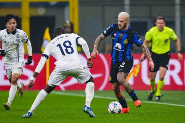 MILAN, ITALY DECEMBER 12 Federico Dimarco of Inter R fights for the ball with Hamari Traore of Real Sociedad L during the UEFA Champions League Group Stage match between FC Internazionale and Real Sociedad at Stadio Giuseppe Meazza on December 12, 2023 in Milan, Italy Copyright: xJustPictures.ch JarixPestelaccix jp-en-EuSpIm-Inter_Sociedad_12Dec2023_JAR_00029